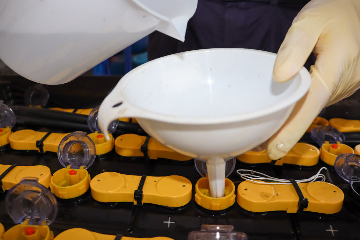 免維護(hù)蓄電池如何手動(dòng)加水？加水步驟介紹
